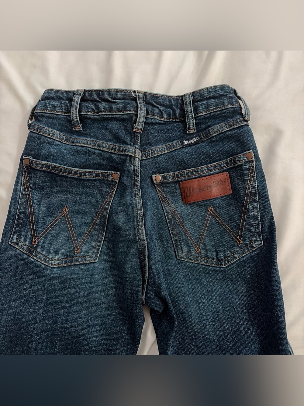 Wrangler Men’s Indigo Blue Relaxed Fit Denim Jeans with Leather Patch